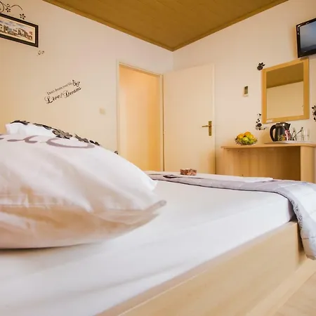 & Marigold Konukevi Baška Voda